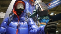 Bergsteiger-Puppen auf der ISPO