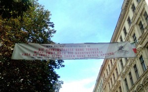 Ein Transparent über der Berliner Naunynstraße (Foto: Şirin Manolya Sak)