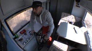 Michael Wigge tretrollert im Wohnmobil während der Überfahrt im Autozug von Sylt zum Festland