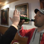 Dr. Bernd Stoever demonstriert die Funktionsweise des Bierflaschenprotektors an Michael Wigge