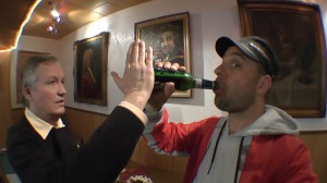 Dr. Bernd Stoever demonstriert die Funktionsweise des Bierflaschenprotektors an Michael Wigge