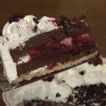 Ein Stück Torte auf einem kippsicheren Tortenheber