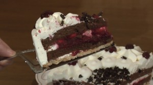 Ein Stück Torte auf einem kippsicheren Tortenheber