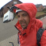 Michael Wigge im roten Regenponcho