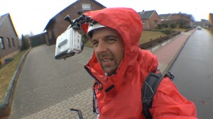 Michael Wigge im roten Regenponcho