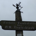 Ein Schild mit dem Hinweis "Tiefste Landstelle der B.R. Deutschland"