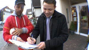 Ein Mann unterschreibt eine Petition von Michael Wigge