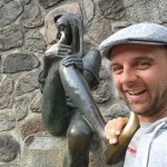 Michael Wigge steht neben einer Till Eulenspiegel Figur