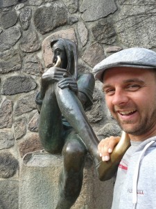 Michael Wigge steht neben einer Till Eulenspiegel Figur