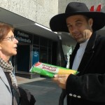 eine Frau und Michael Wigge in der Kluft der Handwerksgesellen auf Wanderschaft