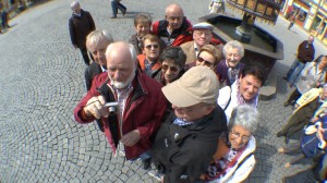 14 Menschen drängeln sich in einem Quadrat von einem Meter!