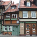 ein kleines Fachwerkhaus, eingequetscht zwischen anderen Häusern