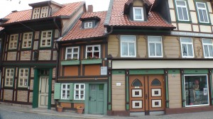 ein kleines Fachwerkhaus, eingequetscht zwischen anderen Häusern