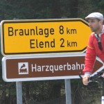 Michael Wigge vor dem Verkehrsschild Richtung "Elend"