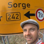 Michael Wigge vor dem Verkehrsschild Richtung "Sorge"
