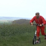 Michael Wigge auf seinem Tretroller