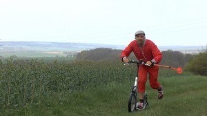 Michael Wigge auf seinem Tretroller