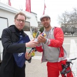 Axel Primavesi und Michael Wigge stehen vor dem Wohnmobil