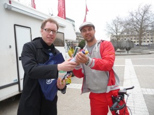 Axel Primavesi und Michael Wigge stehen vor dem Wohnmobil