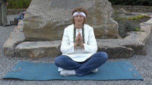 eine Frau auf einer Yoga-Matte