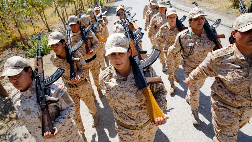 Kurdish Peshmerga female fighters march during combat skills training before being deployed to fight the Islamic State at their military camp in Sulaimaniya, northern Iraq September 18, 2014. © Reuters/Ahmed Jadallah