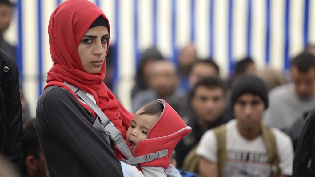 Refugee's wait for a first police check in a tent near the central train station in in Passau, southern Germany, on October 8, 2015. © AFP PHOTO / CHRISTOF STACHE        (Photo credit should read CHRISTOF STACHE/AFP/Getty Images)